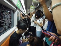 DJI 0444  Le métro de Pékin est aussi bondé que celui de Shanghai ou celui de Xi'an. Et la plupart des gens sont sur leur smartphone (y compris les anciens). Et les métros sont très propres en général.