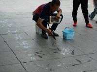 DSC06660  Cet artiste recopie un poème avec de l'eau. De l'art éphémère donc.