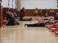 DSC07395  Normalement, les croyants doivent s'allonger puis se relever 1000 fois pour leur prière !