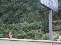 DSC07671  Nous avons vu, sur des kilomètres, ces véhicules à l'arrêt. Les camions et les motos n'ont pas le droit de rouler sur les autoroutes. Il y a donc très fréquemment d'énormes bouchons. (ils sont d'ailleurs en train de construire une nouvelle route pour eux à cet endroit).