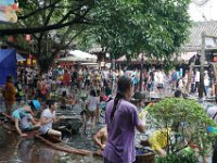 DSC07835  Nous nous arrêtons dans une vieille ville où un cours d'eau et des bassins permettent aux gens de s'arroser (avec des jouets).