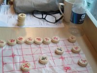 IMG-20190803-WA0013  On commence à jouer aux échecs chinois. Les pièces et les règles sont bien différentes de ce qu'on connait.