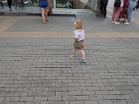 TG500511  Une culotte fendue. De temps en temps, on voit un enfant s'accroupir et faire ses besoins, sur le trottoir ou ailleurs !