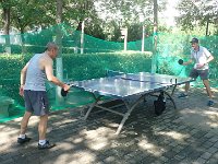 TG500533  Émilien a la chance de jouer au ping-pong (et même de gagner 2-1 face au "champion local").