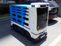 TG511691  Retour à Shanghai, donc, étape 5. On passe par l'université où on voit ce drone qui distribue les colis.