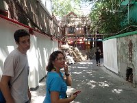 TG511695  Titi découvre son école en travaux.