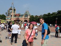 TG540212  On passe le dimanche chez Disney, on commence par une file d'attente énorme, mais à l'intérieur, cela se passe plutôt bien.