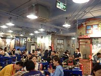 TG550320  Le soir, un hot pot (restaurant populaire). Pas cher du tout, mais très épicé !