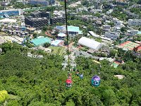 TG550361  Pour se rendre d'un bout à l'autre du parc, on peut emprunter un téléphérique.