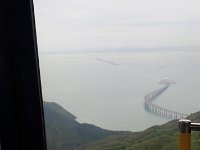 TG560616  Très long pont, le plus long maritime du monde, 55 km, qui s'enfonce aussi sous l'eau. Il permet de relier en voiture la Chine à Hong-Kong en 45 min (sinon plus de 3 heures sont nécessaires).