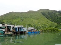 TG560650  On prend un bus pour visiter O Tai, un village de pêcheurs (ce à quoi ressemblait Hong Kong au début du 20e siècle).