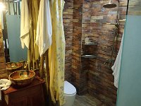 TG561059  la douche est dans les wc, pas génial ! C'est la même chose dans tous les hôtels de la région :-(