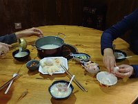 TG561060  Petit déj' tibétain. Soupe de riz, qqs légumes, des cacahuètes, des galettes, un oeuf dur.