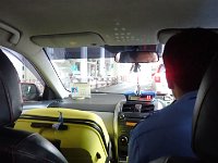 TG570709  Dans le taxi, place que pour une valise dans le coffre !