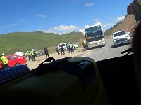 TG571223  Contrôle routier. D'ordinaire, les policiers demandaient nos papiers ou ceux du chauffeur et du guide ; mais là ils voulaient de l'argent... Le chauffeur a dû discuter de nombreuses minutes avant de pouvoir repartir.