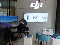 TG571235  À l'accueil de notre hôtel. On a eu droit à une démo du mavic 2 (que j'ai eu le plaisir de piloter :-)).