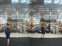 TG580729  Photo ratée, mais on devine le décor dans l'aéroport.