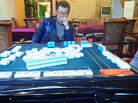 TG591548  Nous louons une table de Mahjong et jouons avec notre guide (qui visiblement ne sait pas très bien jouer !).